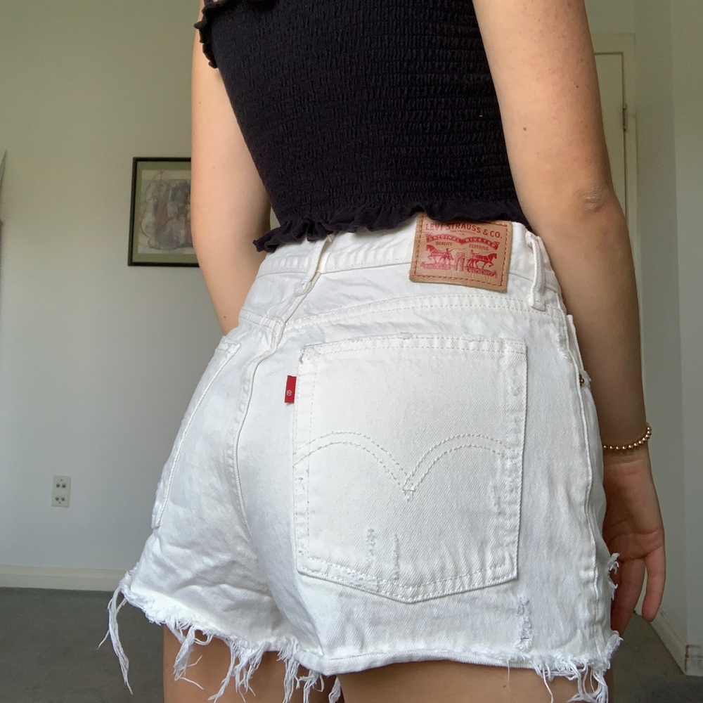 Levi’s off white shorts